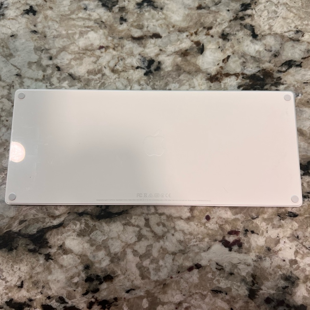 Wireless Apple White Magic Keyboard - Picture 2 of 3